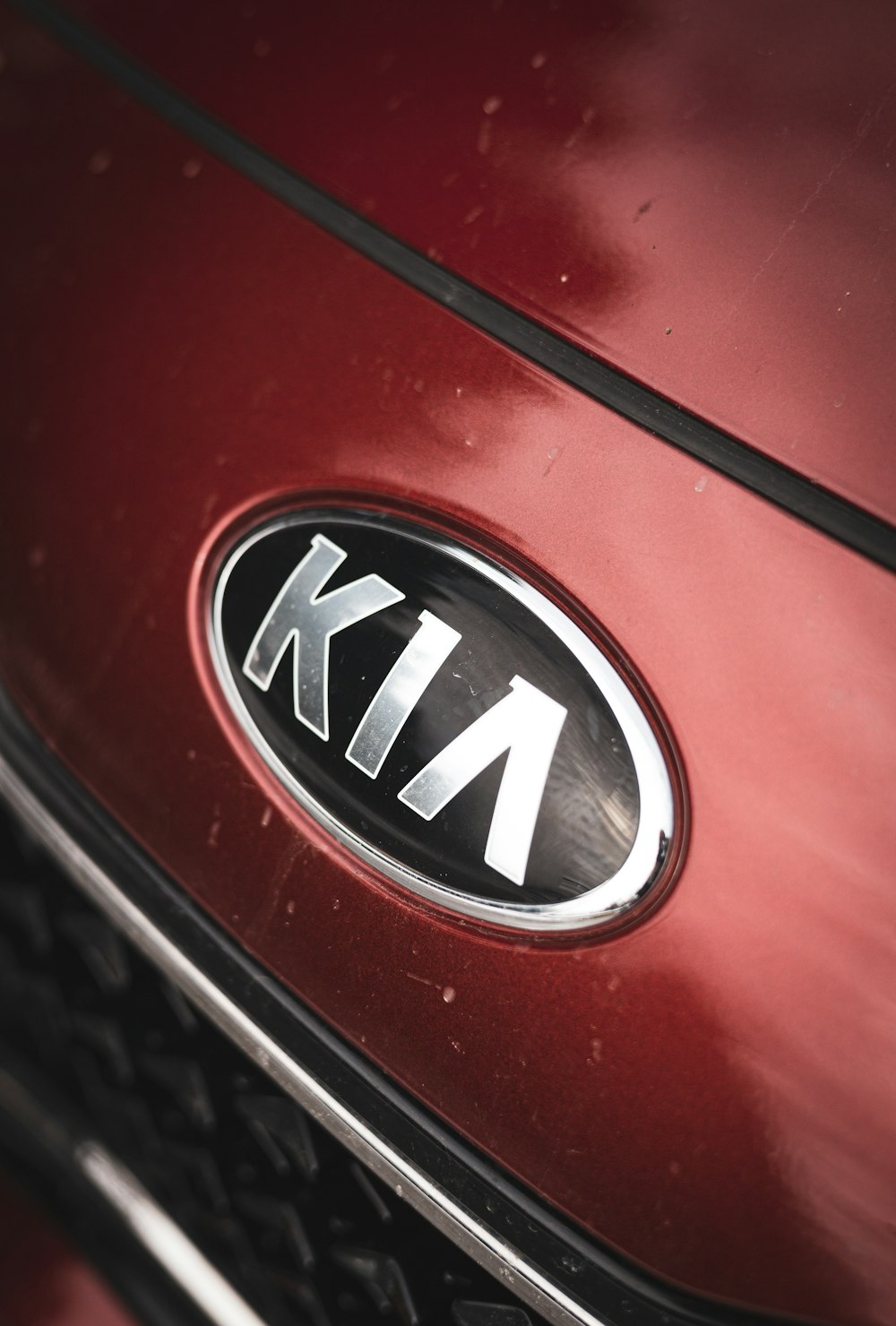 um close up do emblema em um carro vermelho