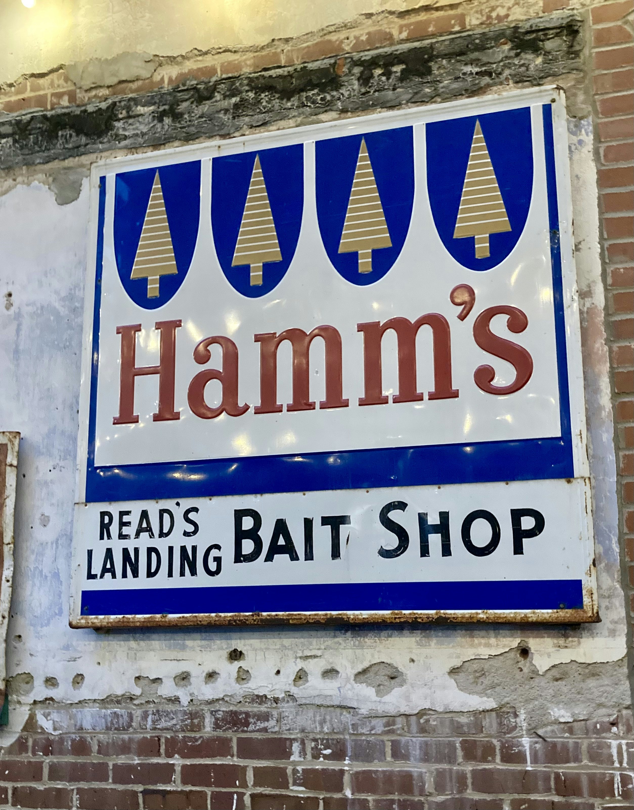 Un letrero en el costado de un edificio que dice Hamm's