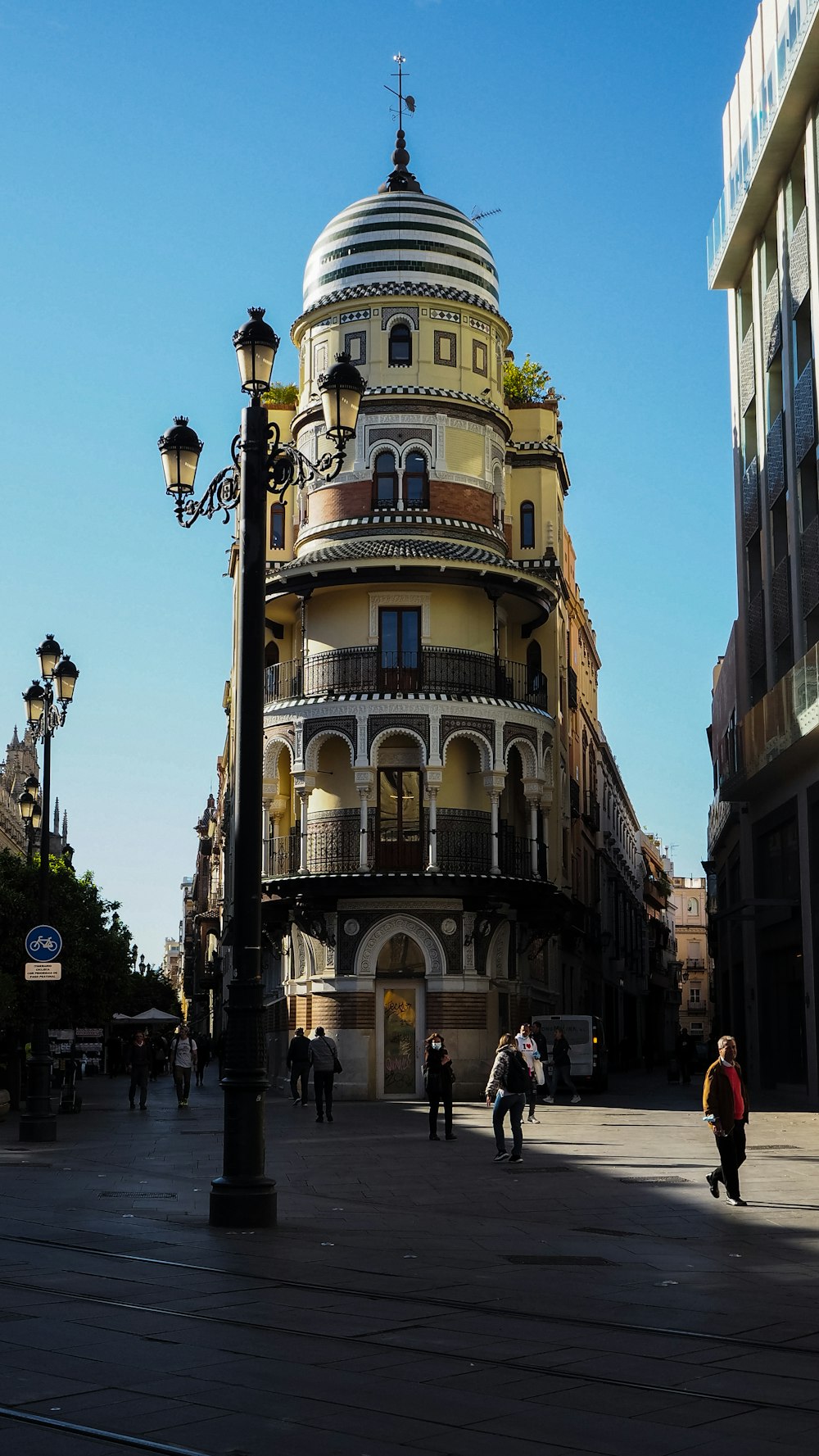 um edifício alto sentado ao lado de uma rua