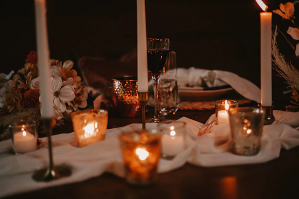 Gedekte eventtafel met kaarsen
