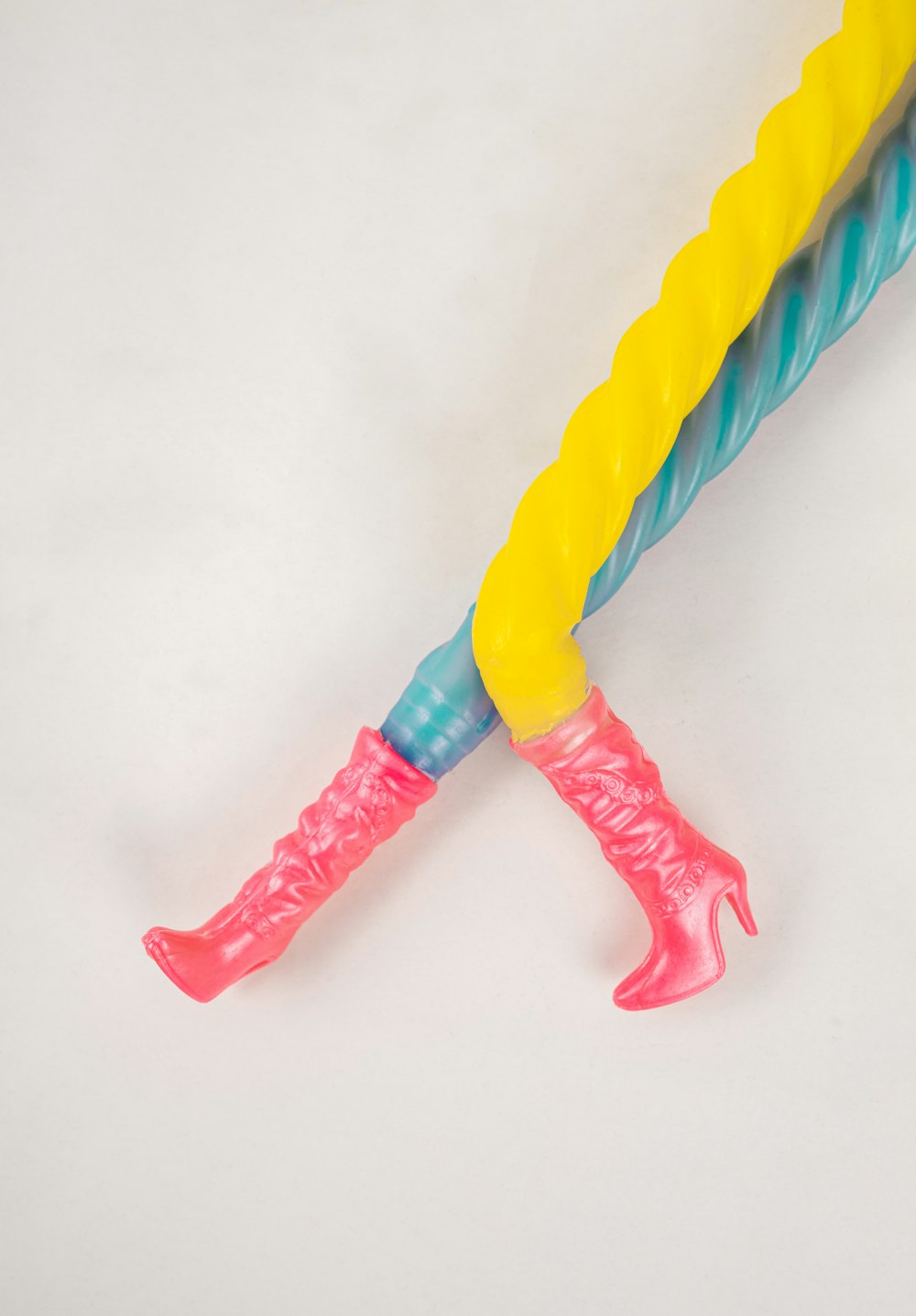 uma escova de dentes de plástico com um cabo amarelo e azul