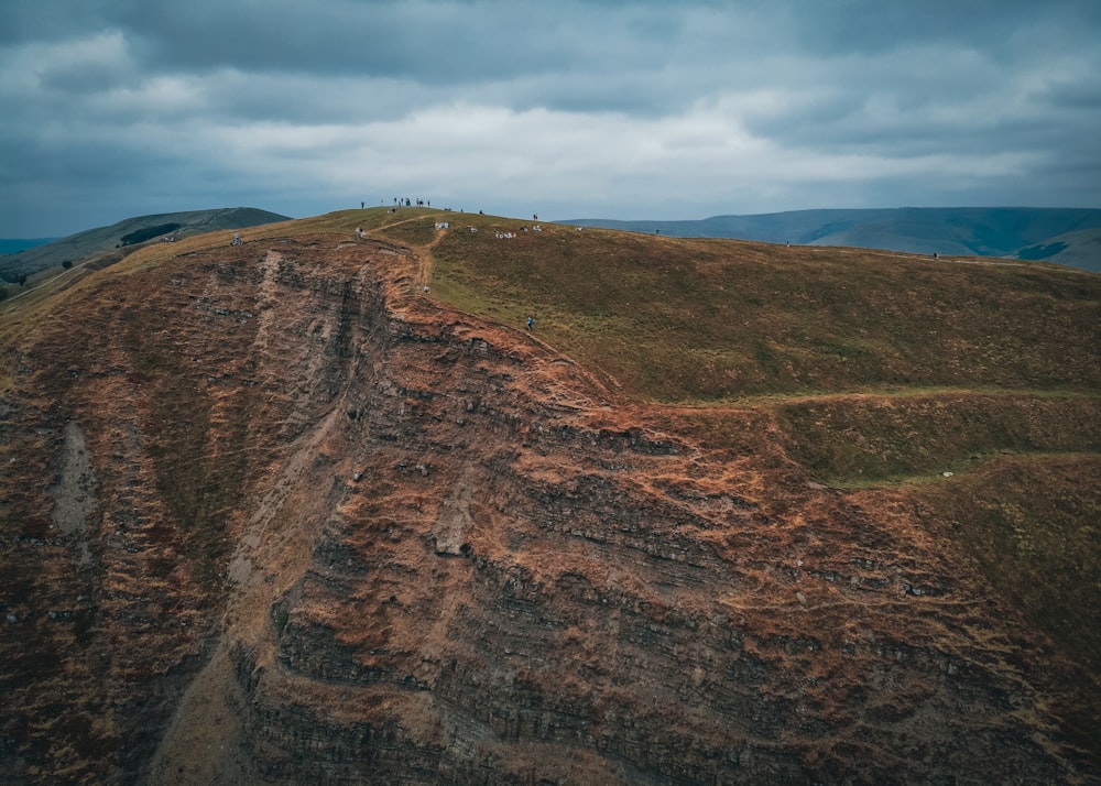 uma colina com um caminho de terra no topo dela