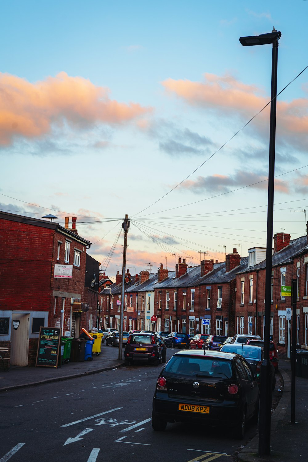 a city street filled with lots of parked cars