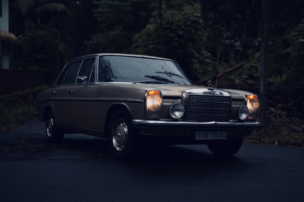 um carro marrom estacionado na beira de uma estrada