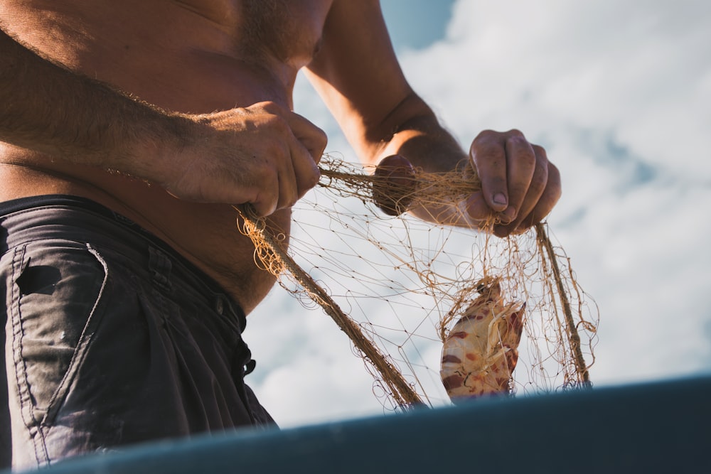 um homem segurando um pedaço de comida em suas mãos