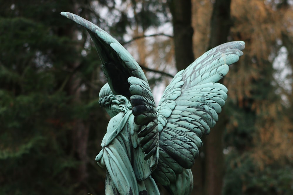 una statua di un angelo che tiene un uccello