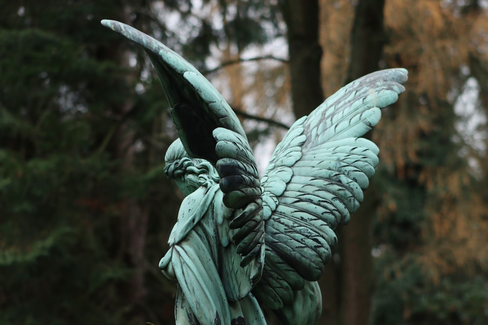 une statue d’un ange tenant un oiseau