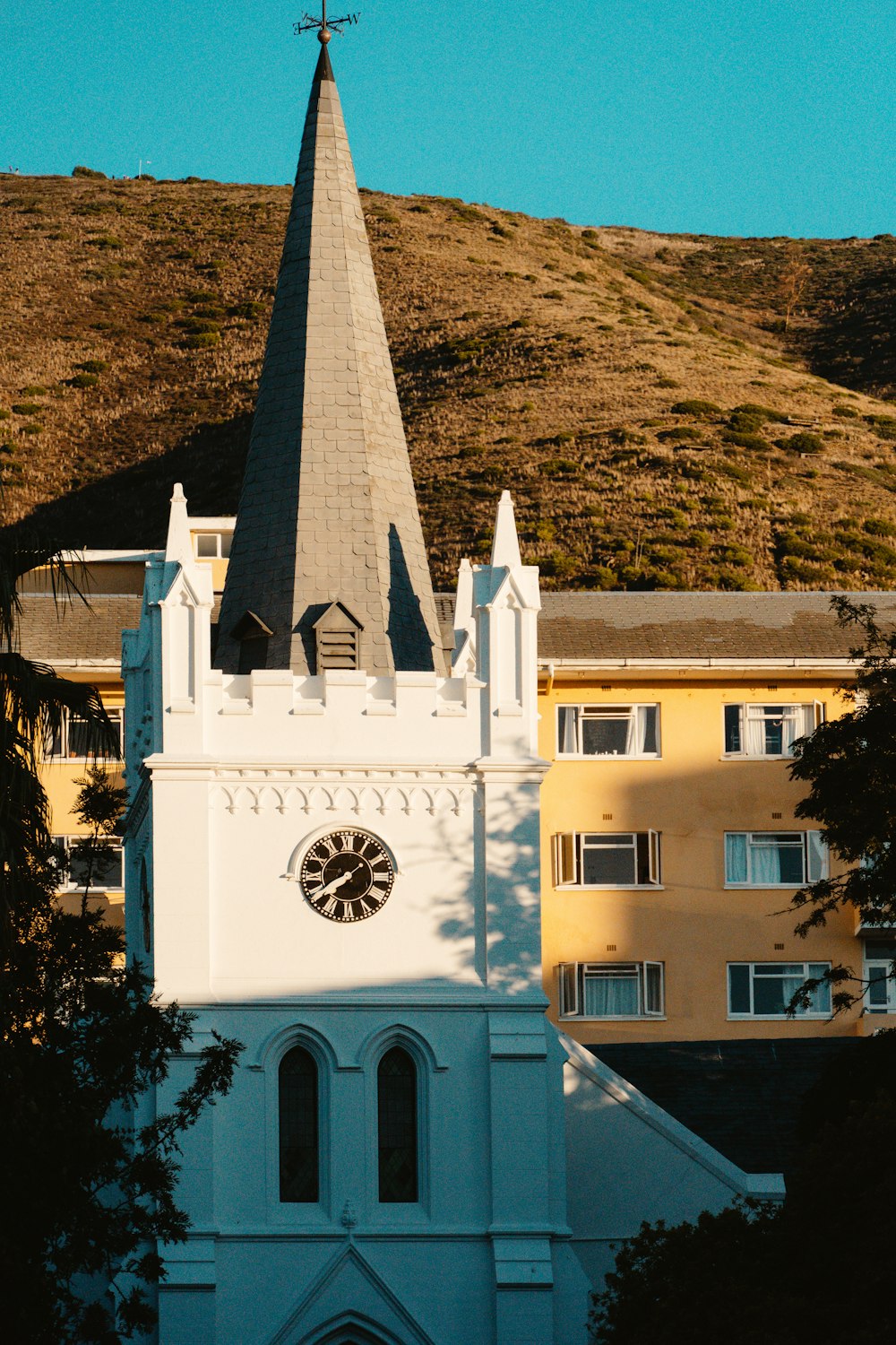 um campanário da igreja com um relógio sobre ele