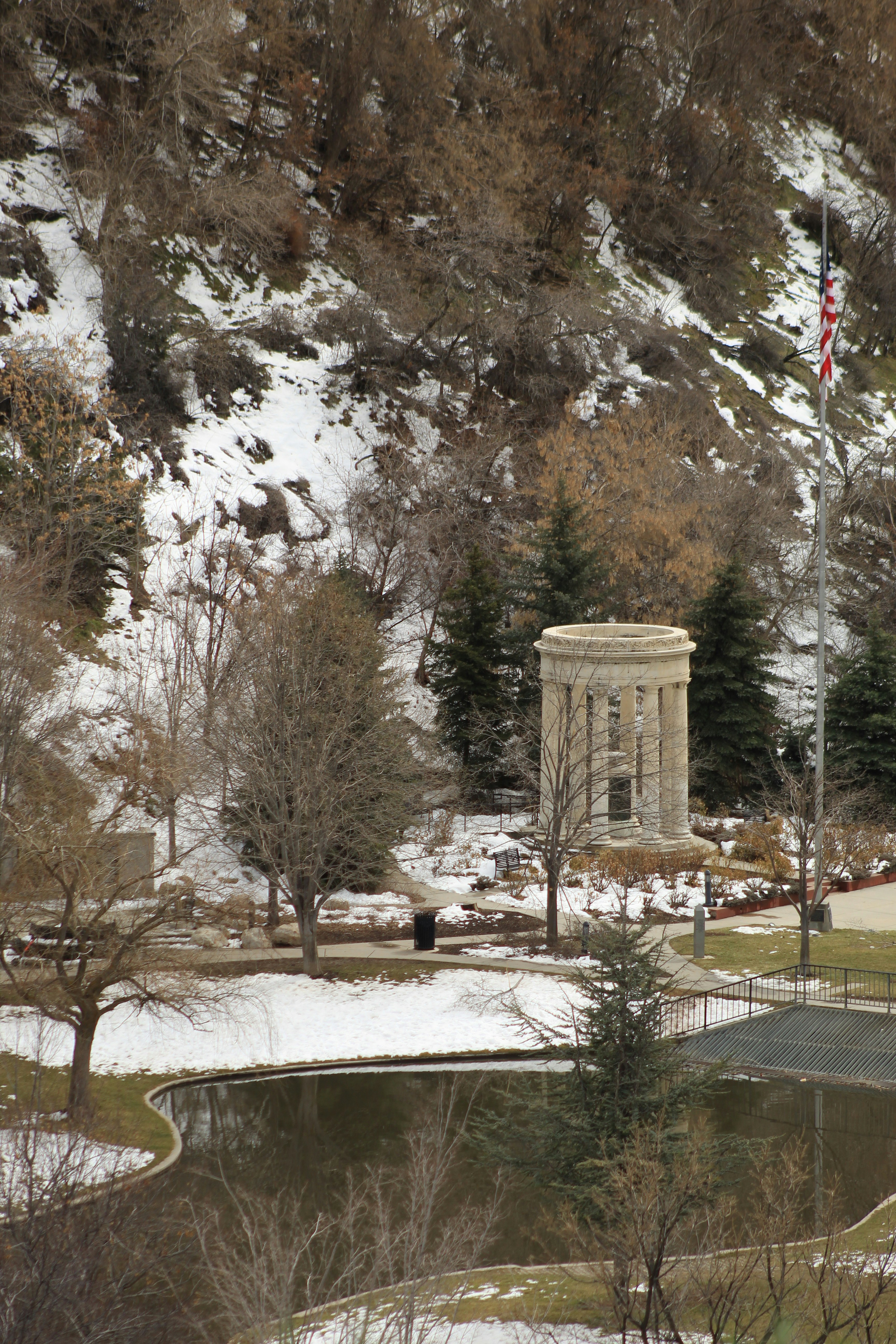 Una torre del reloj en medio de un campo nevado