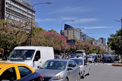 a busy city street filled with lots of traffic