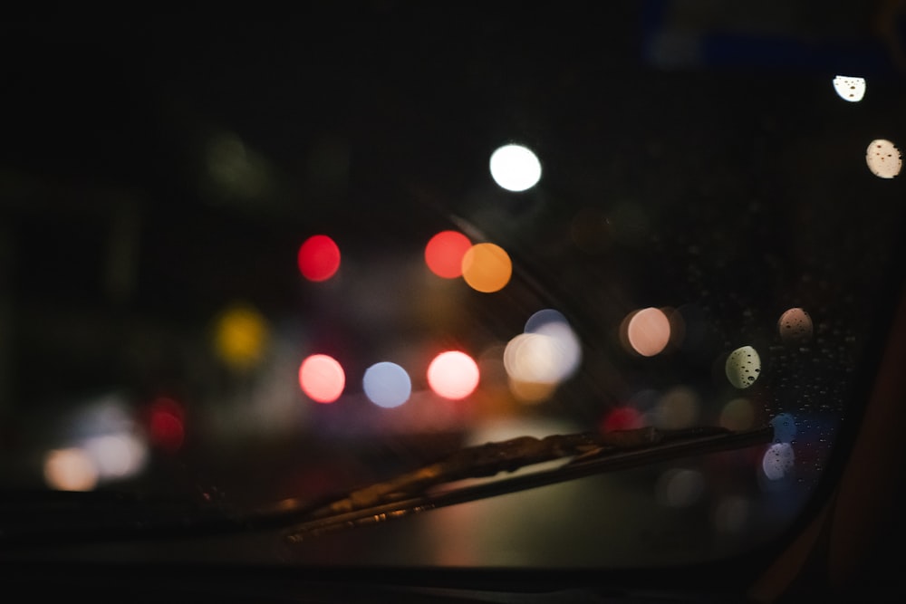 Una foto sfocata del cruscotto di un'auto di notte