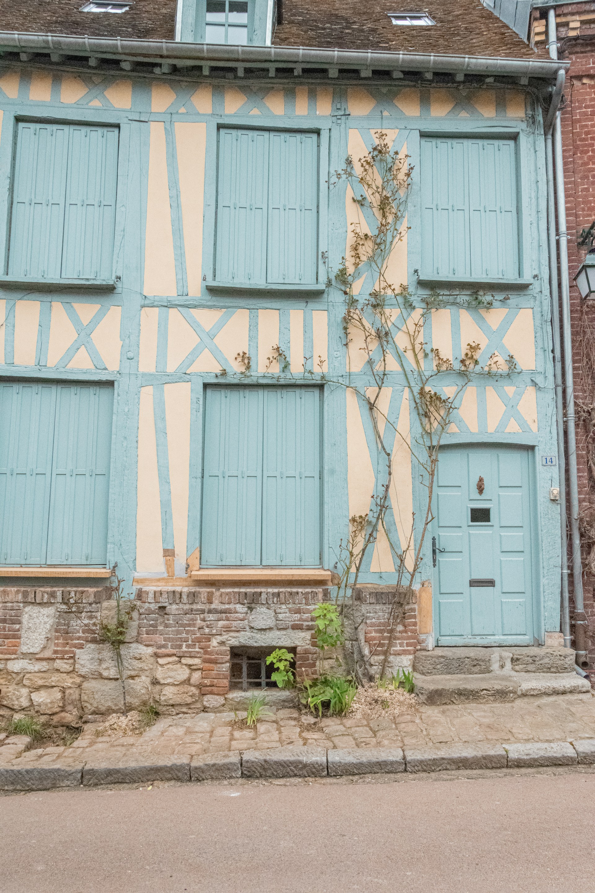 gray computer monitor