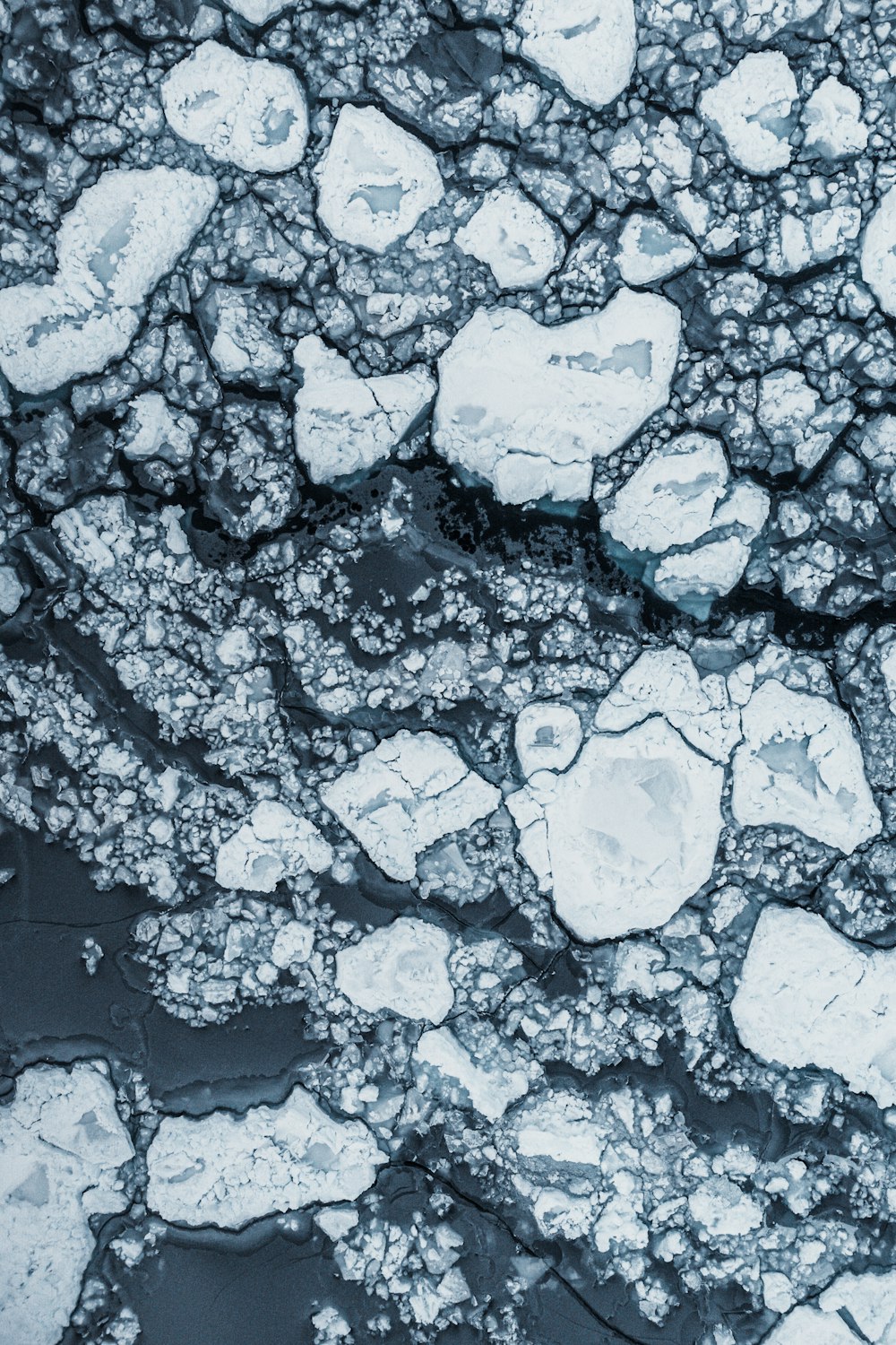 Luftaufnahme von Eisschollen, die im Wasser schwimmen