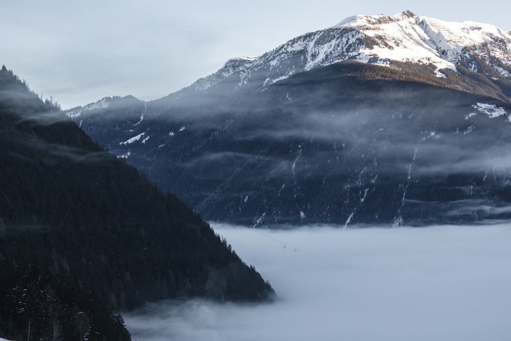 Una vista de una montaña cubierta de nieve