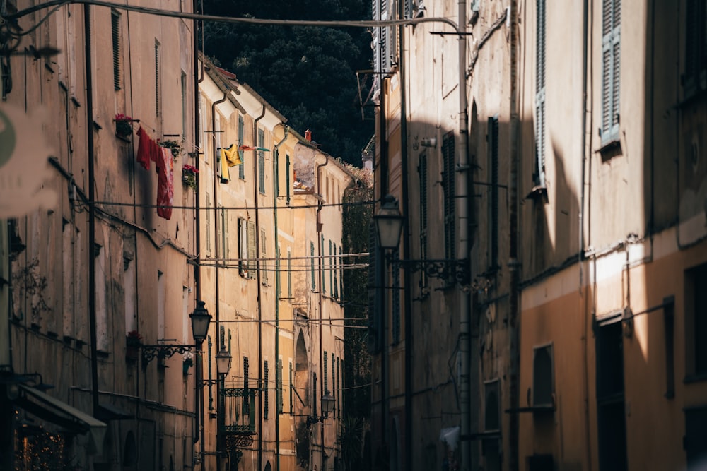 Un callejón estrecho con ropa colgada en el tendedero