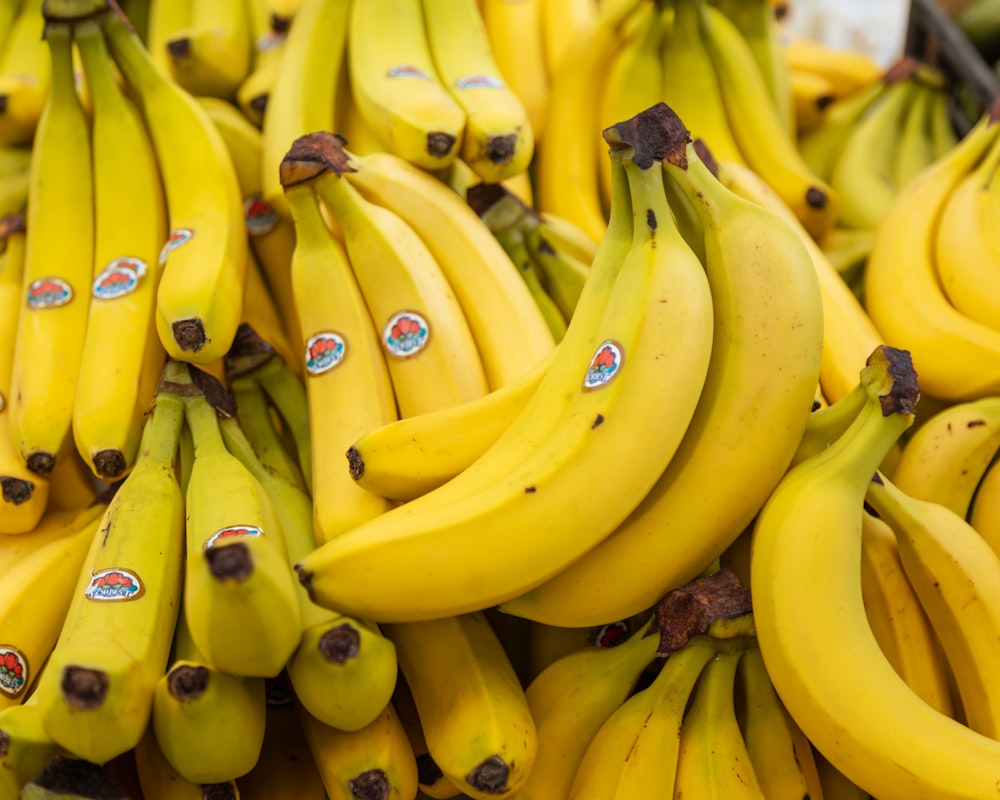 ein Haufen Bananen mit Aufklebern darauf