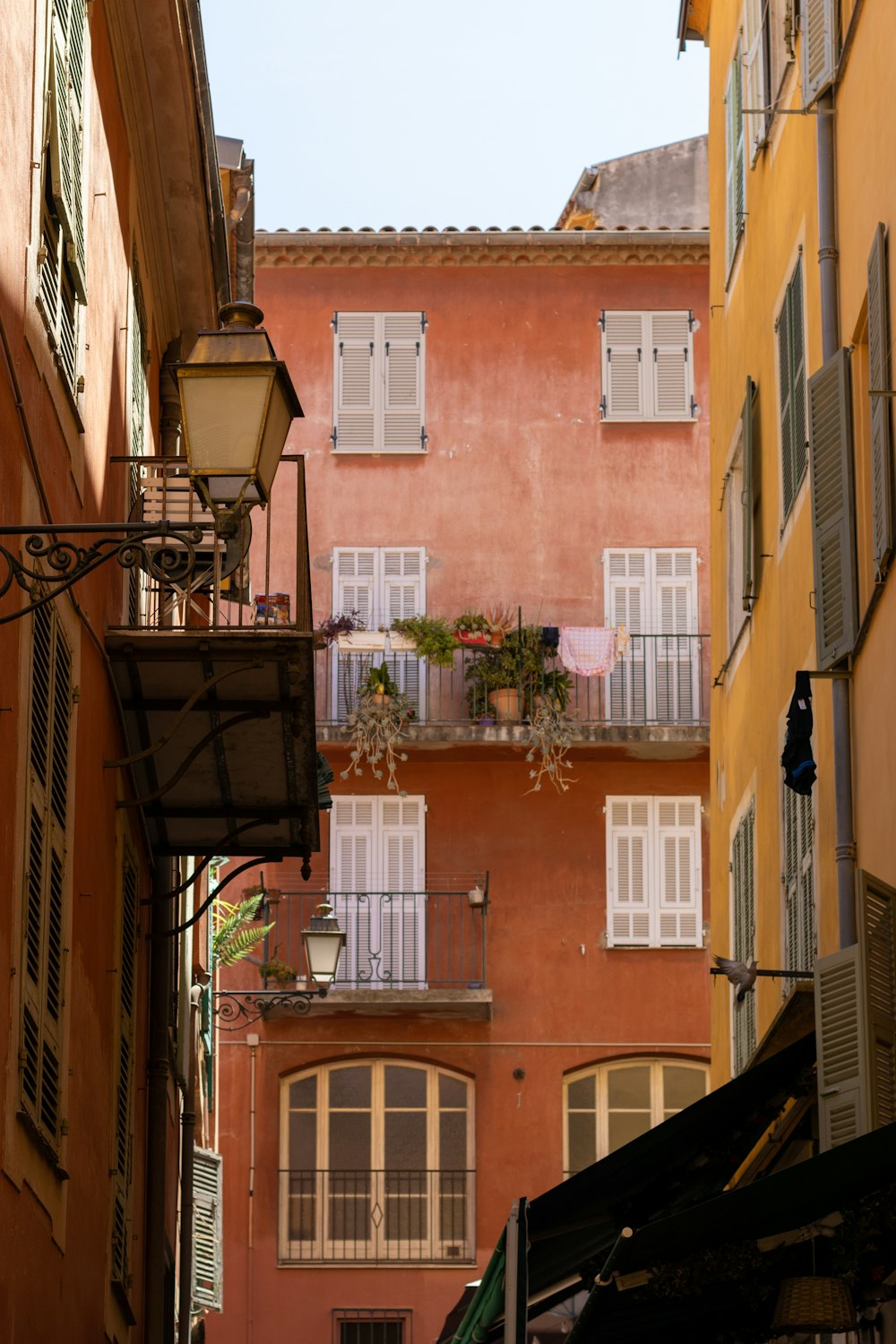 a narrow alleyway in a european city