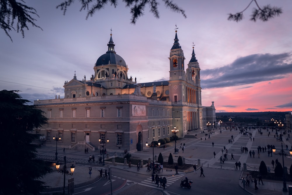 Un grande edificio con una torre dell'orologio al crepuscolo