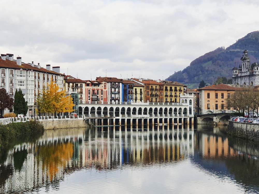 une rivière qui traverse une ville à côté de grands immeubles