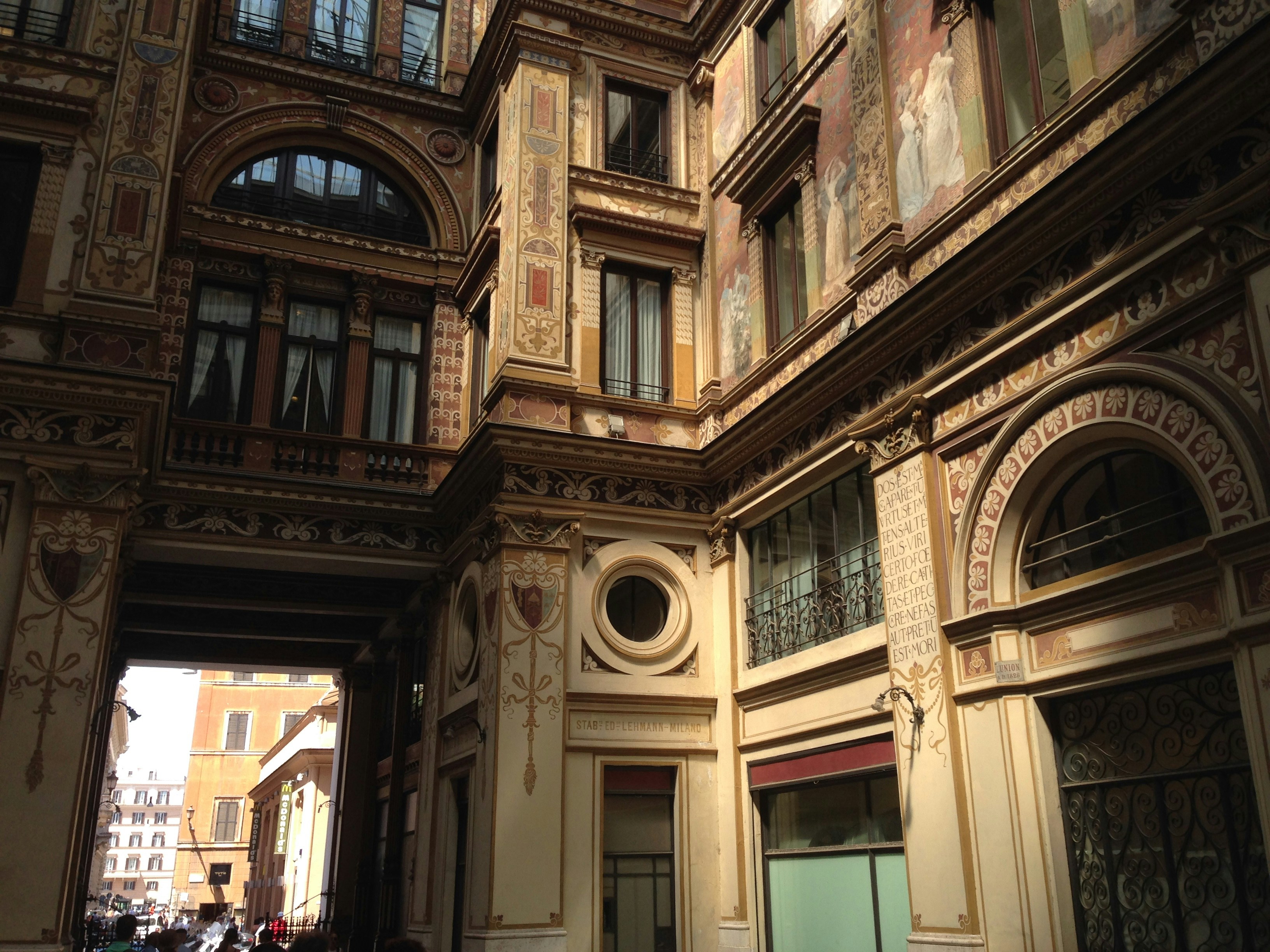 Ein Gebäude, das eine Reihe von Fenstern hat