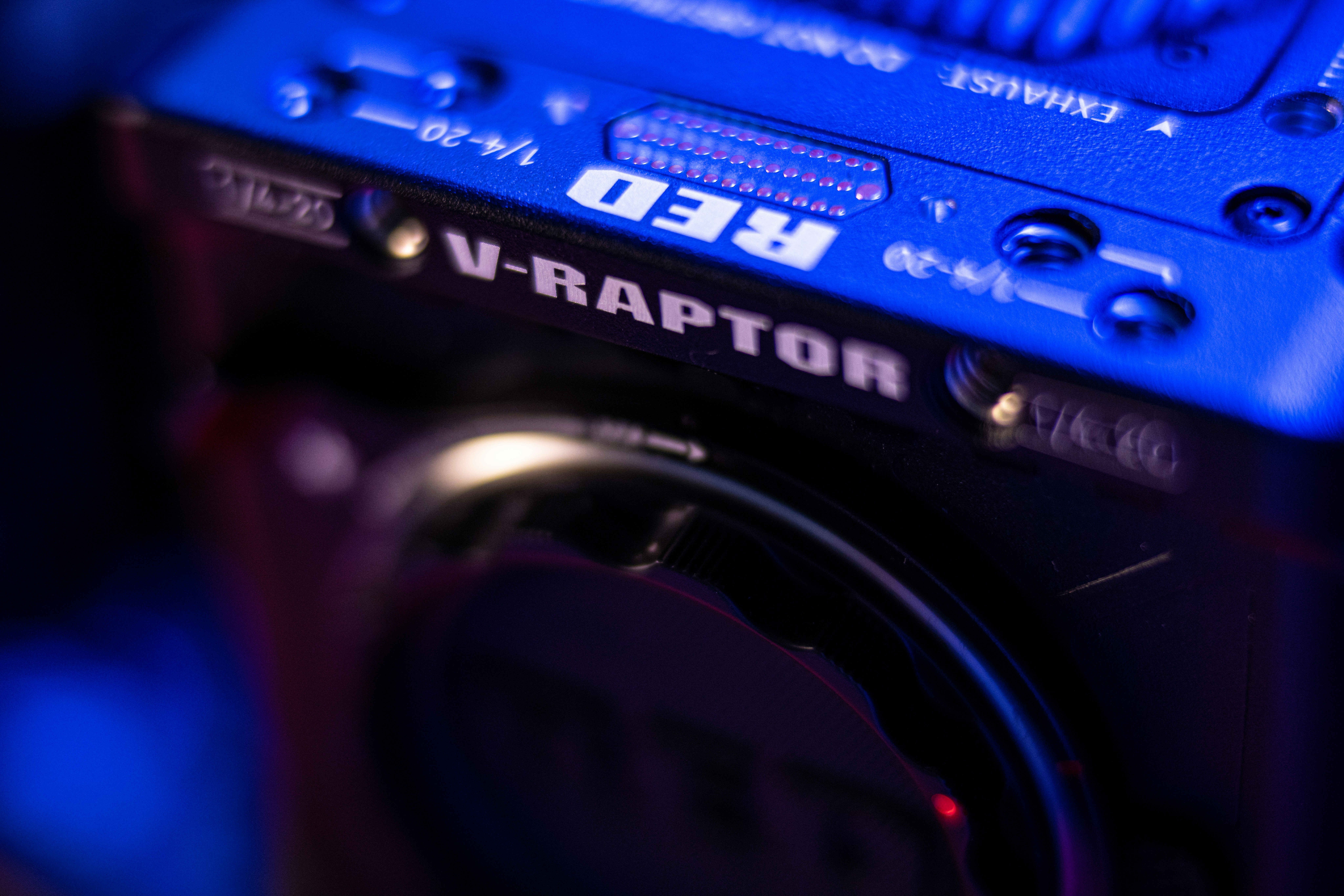 Nahaufnahme einer Kamera mit blauem Hintergrund