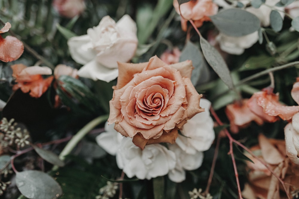 un bouquet de fleurs qui sont sur une table