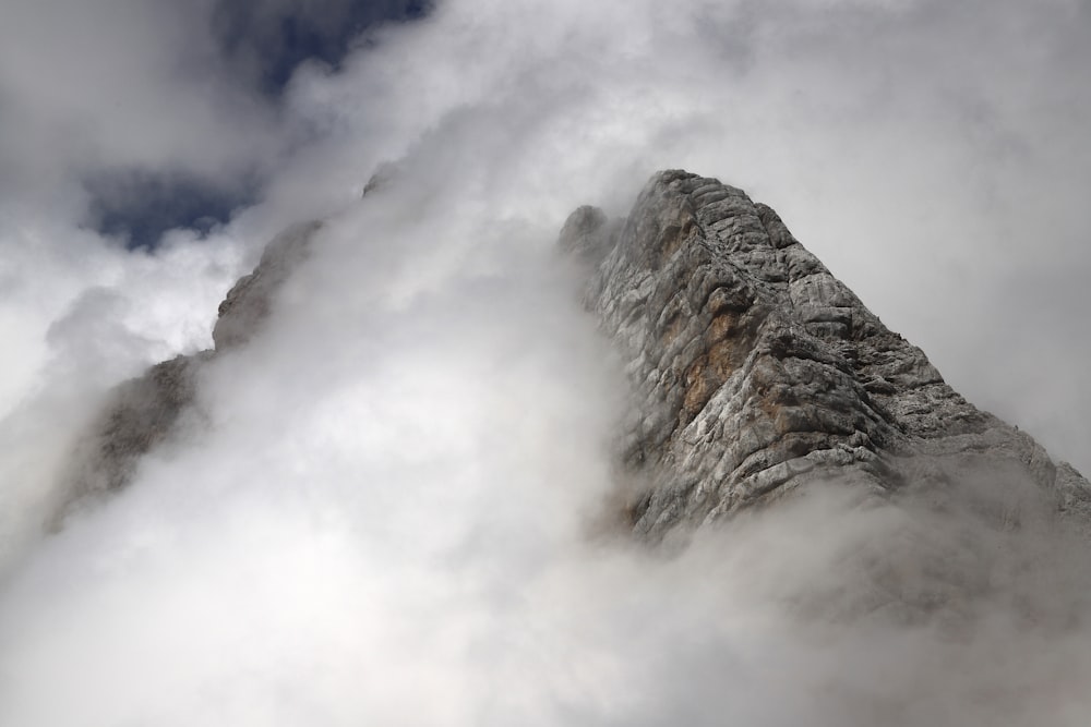 Ein sehr hoher Berg, umgeben von Wolken am Himmel