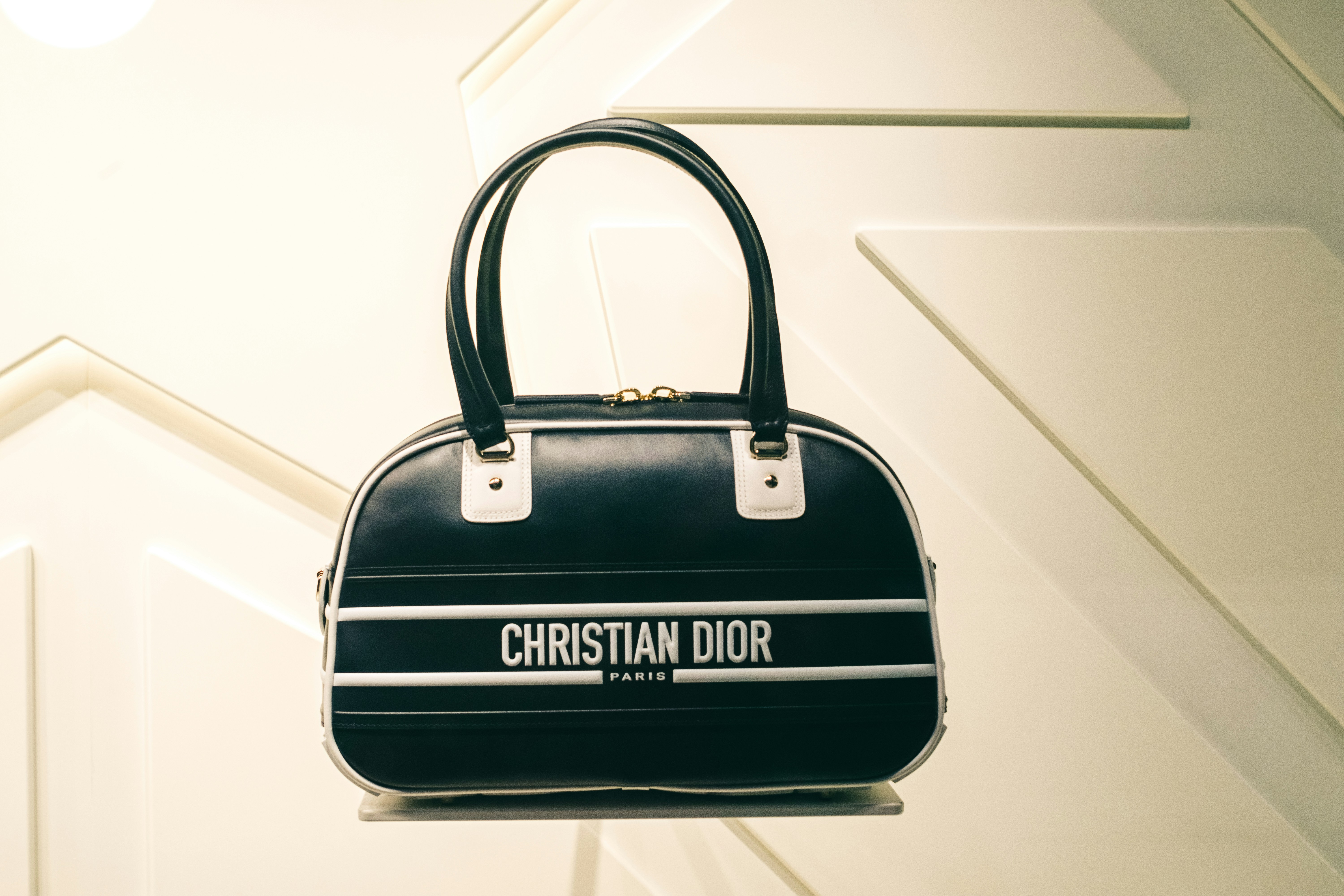 Un sac Christian Dior suspendu à un crochet