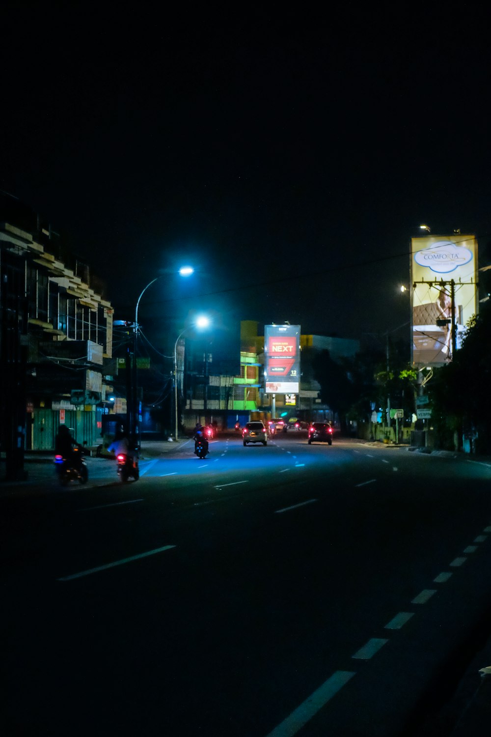 Eine Stadtstraße bei Nacht mit viel Verkehr