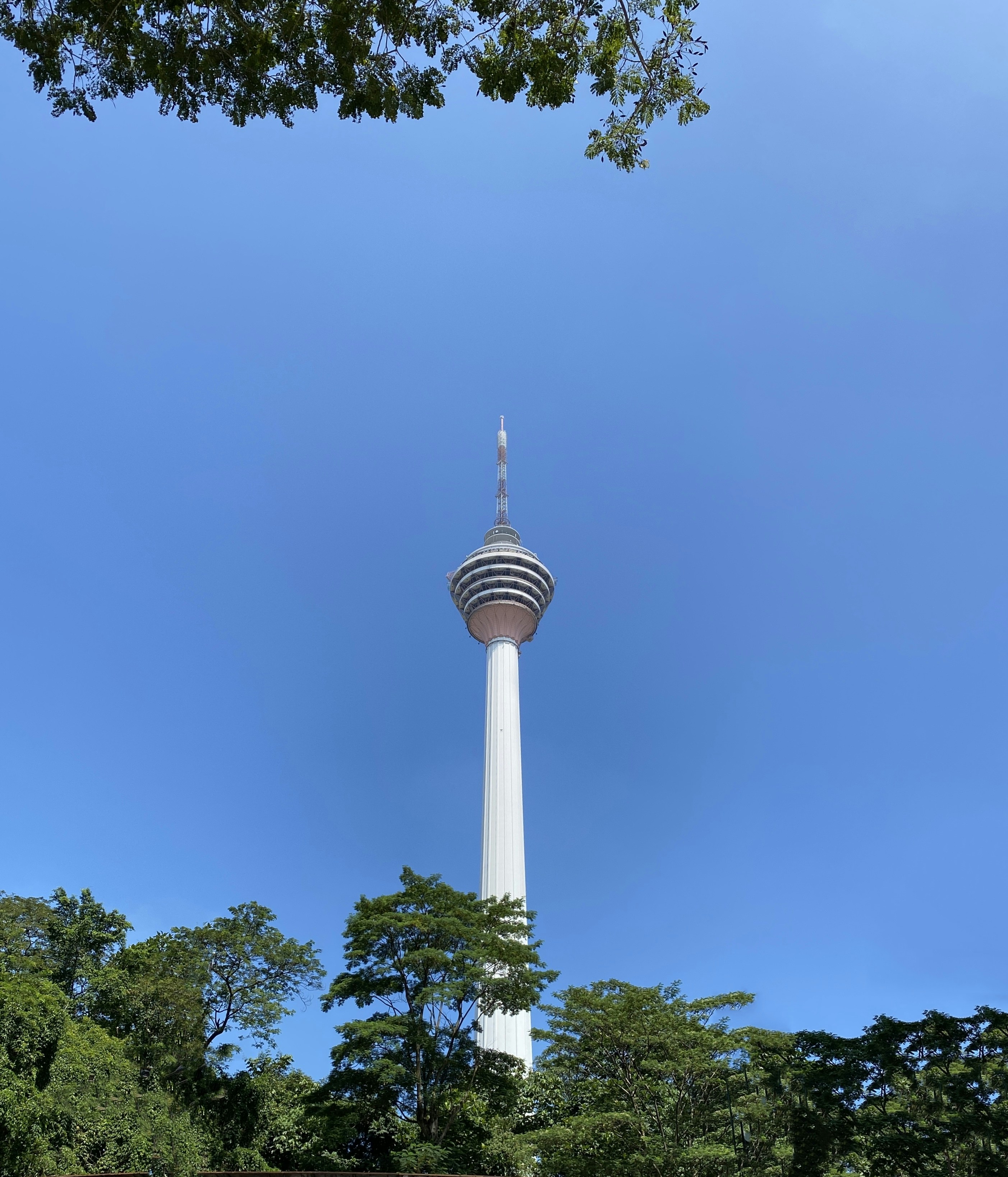 menara putih tinggi dengan latar belakang langit