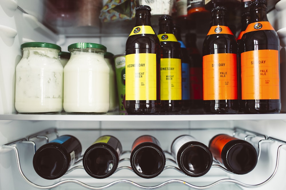 un refrigerador lleno de muchas botellas de líquido