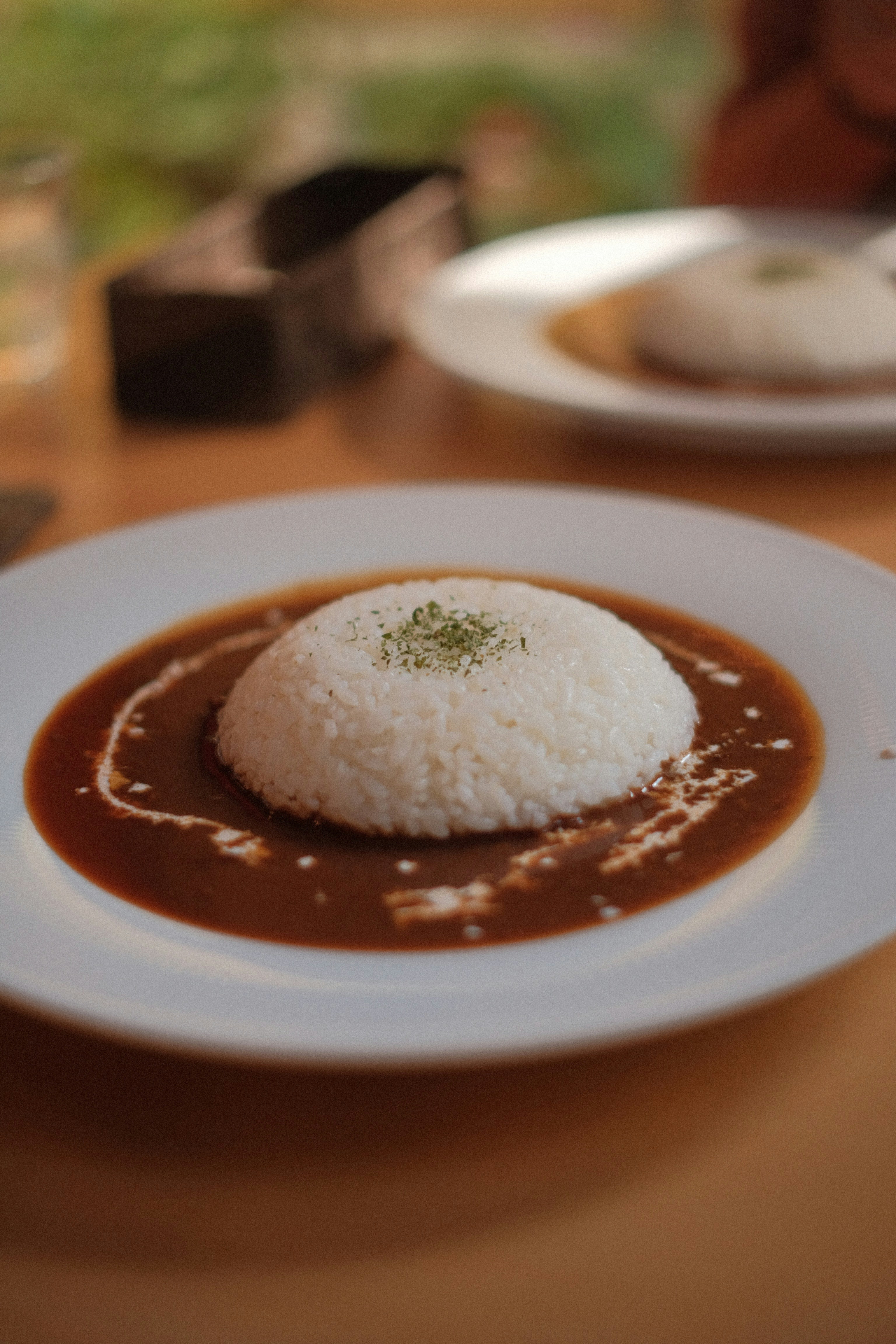 ご飯とソースをトッピングした白い皿