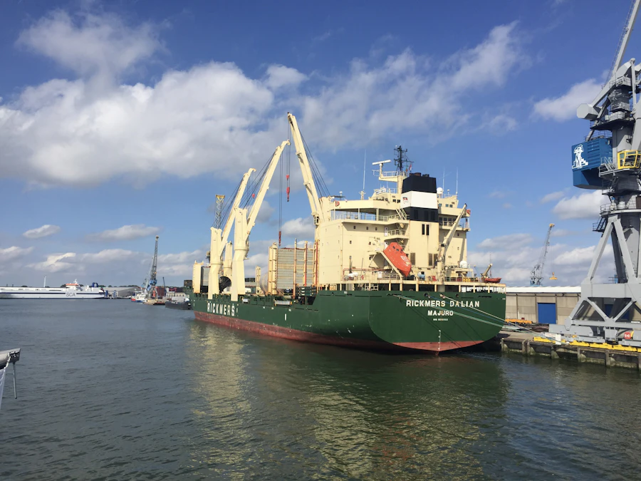 Heavy lift vessel with twin cranes
