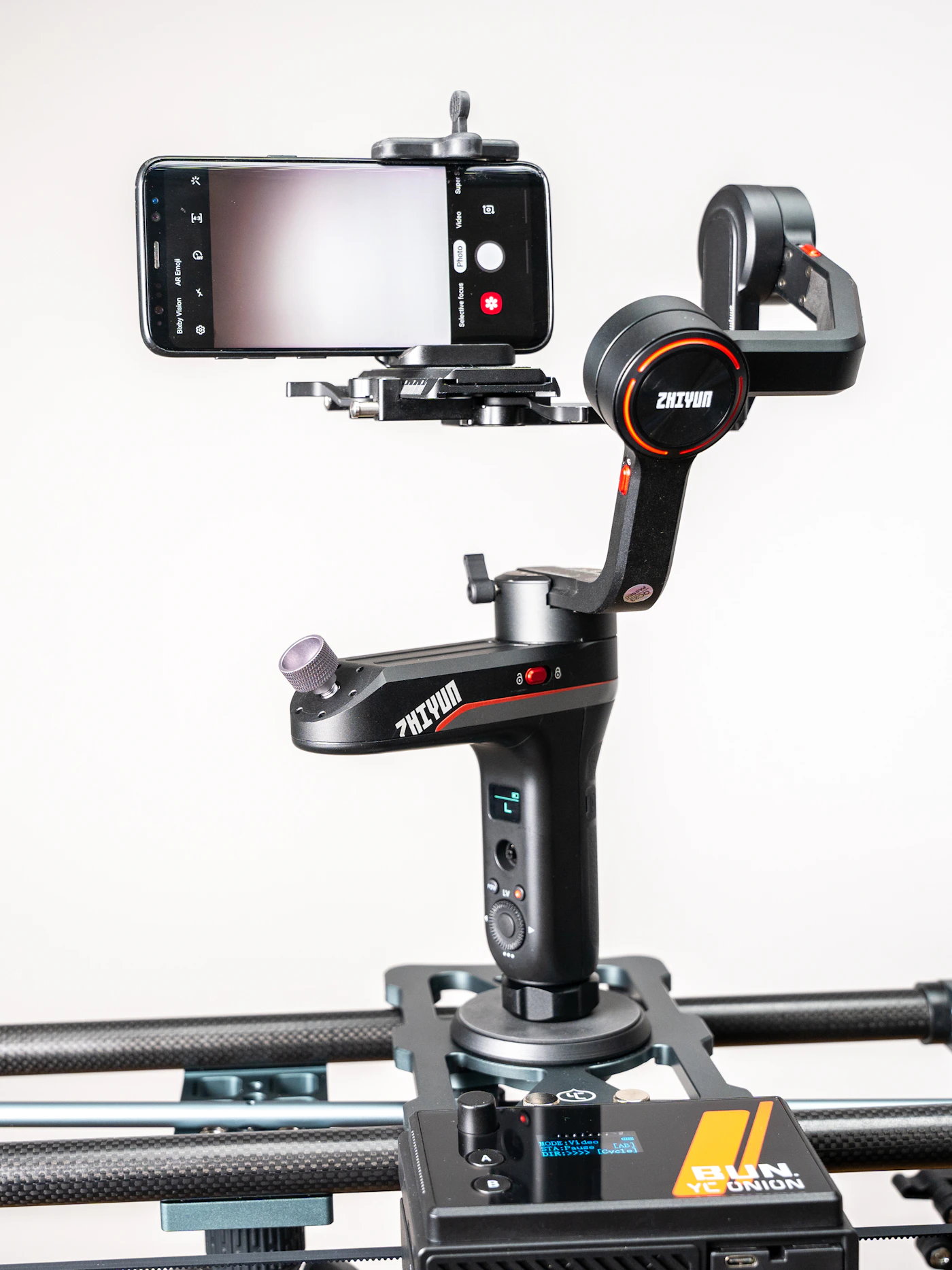Smartphone colocado en un soporte con trípode; fotografía ilustrativa de accesorios de móvil