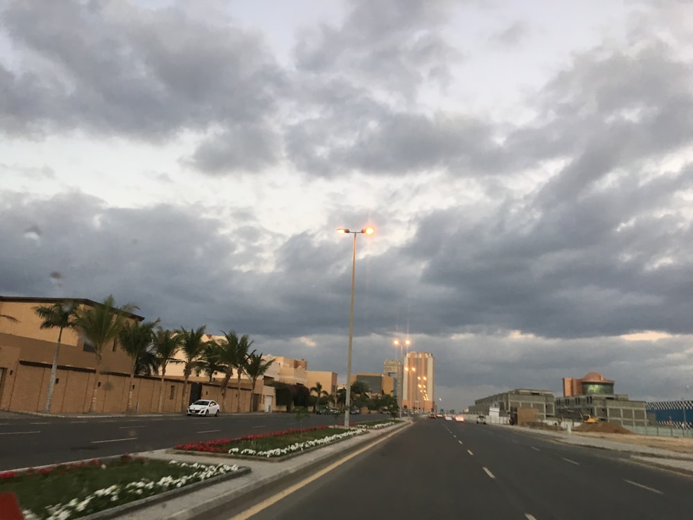 Eine Straße mit Autos, die unter einem bewölkten Himmel hinunterfahren