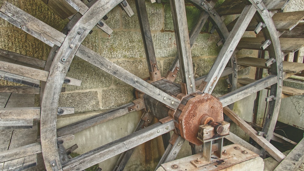 uma roda velha do vagão de madeira com rodas enferrujadas