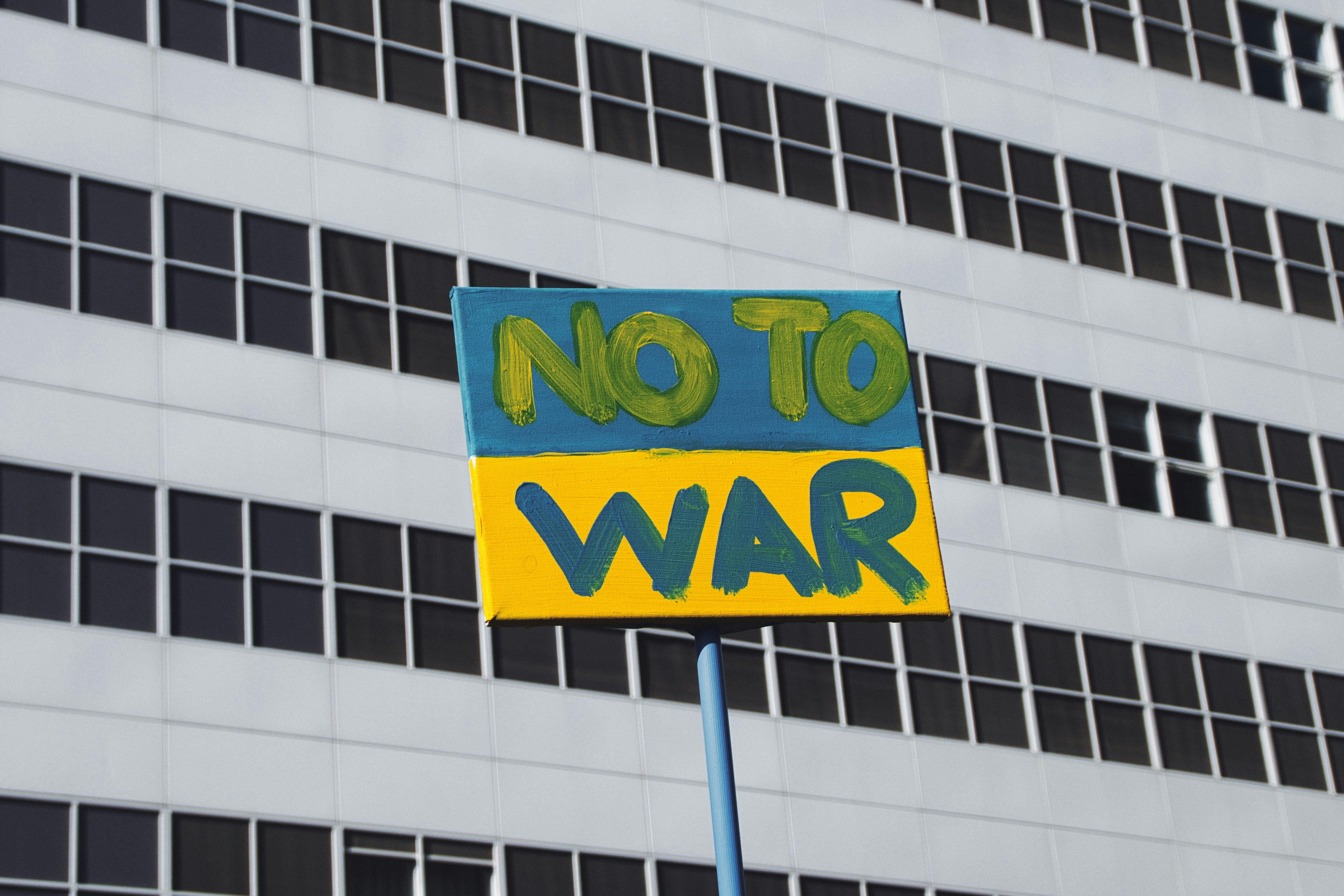 um sinal de não à guerra em frente a um edifício