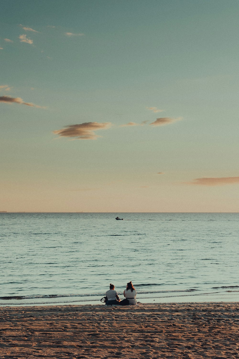 Ein Mann, der am Strand durch die Luft fliegt