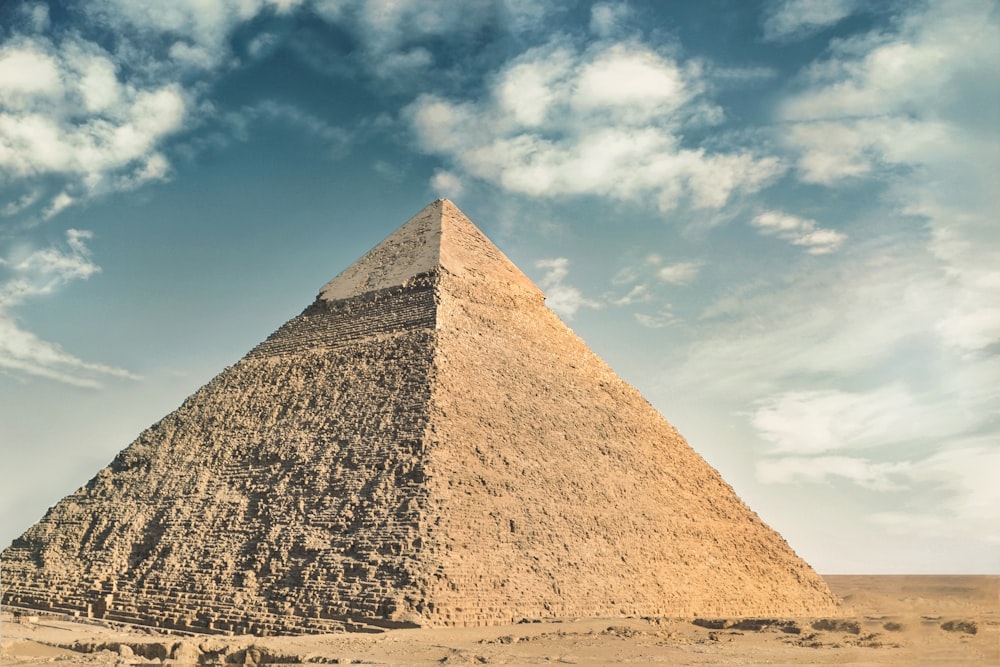 砂漠の真ん中に座っている非常に高いピ��ラミッド