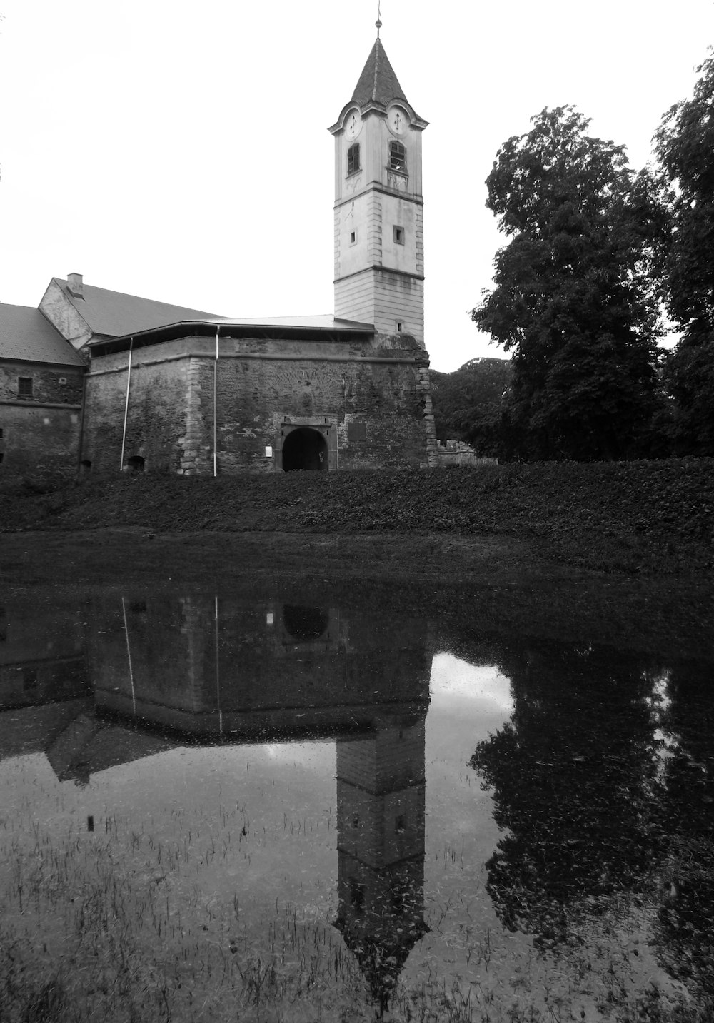 Una foto in bianco e nero di un edificio con una torre dell'orologio