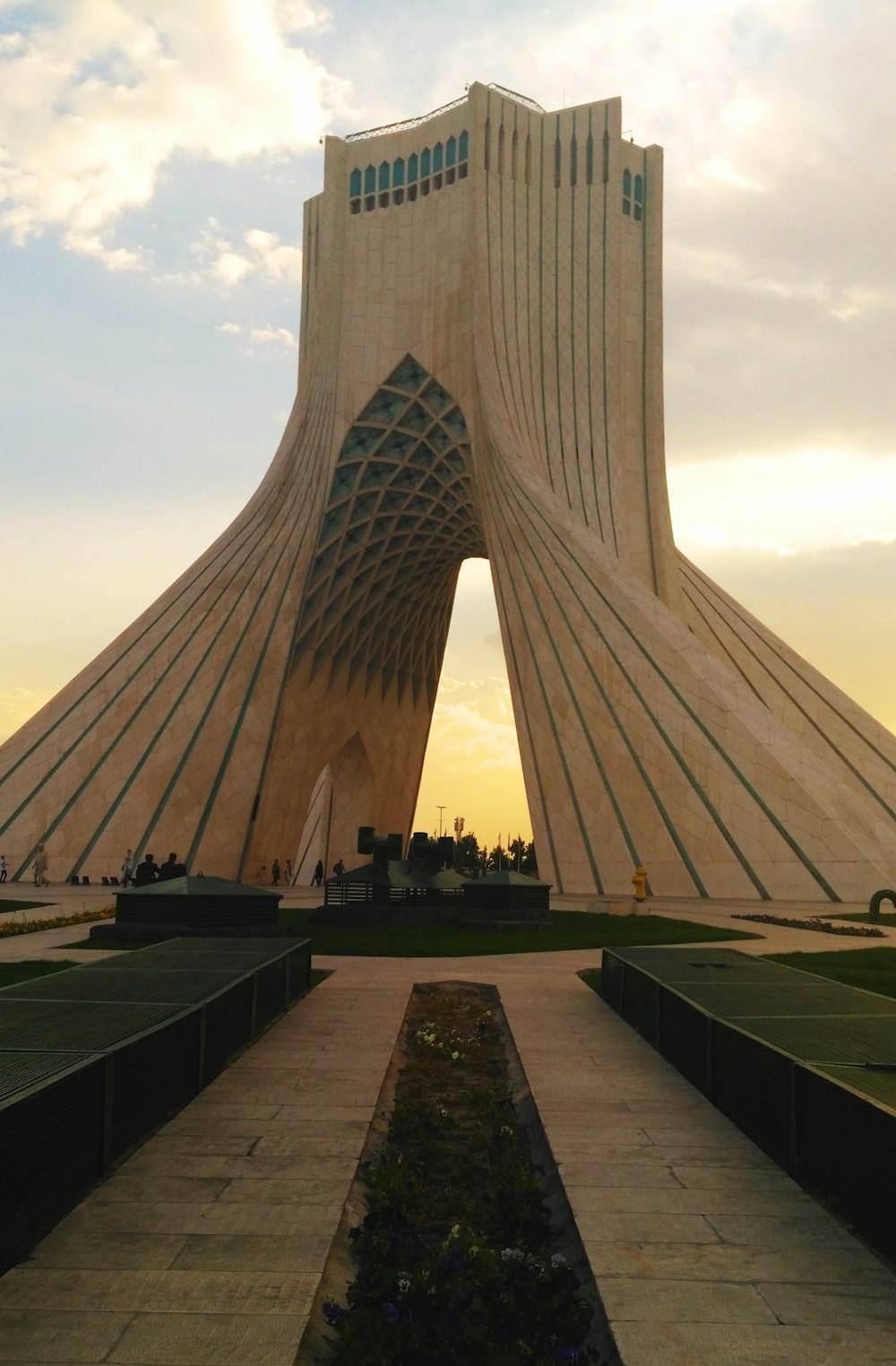 Un edificio molto alto con una torre molto alta