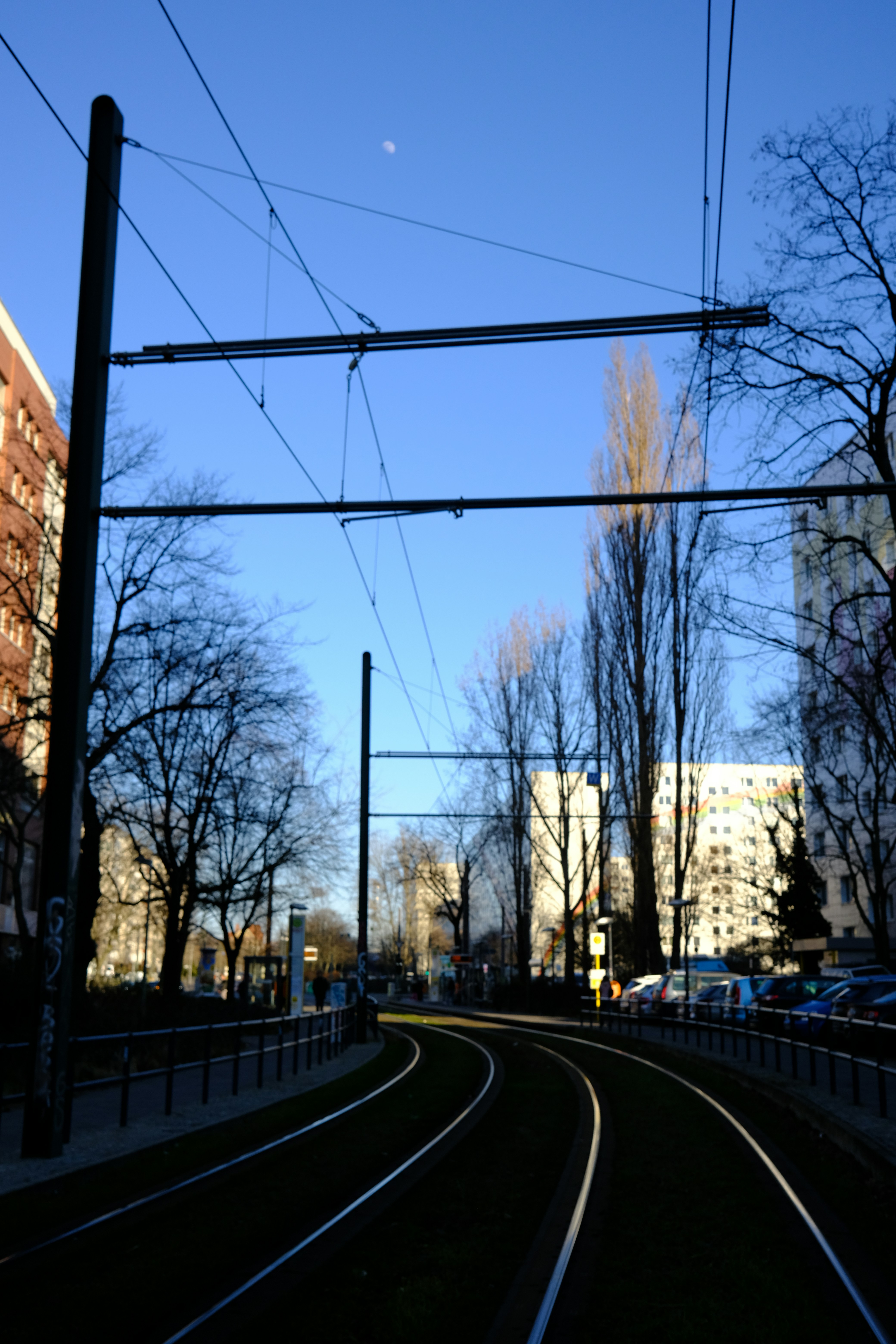 A train track running through a city with tall buildings photo – Free ...