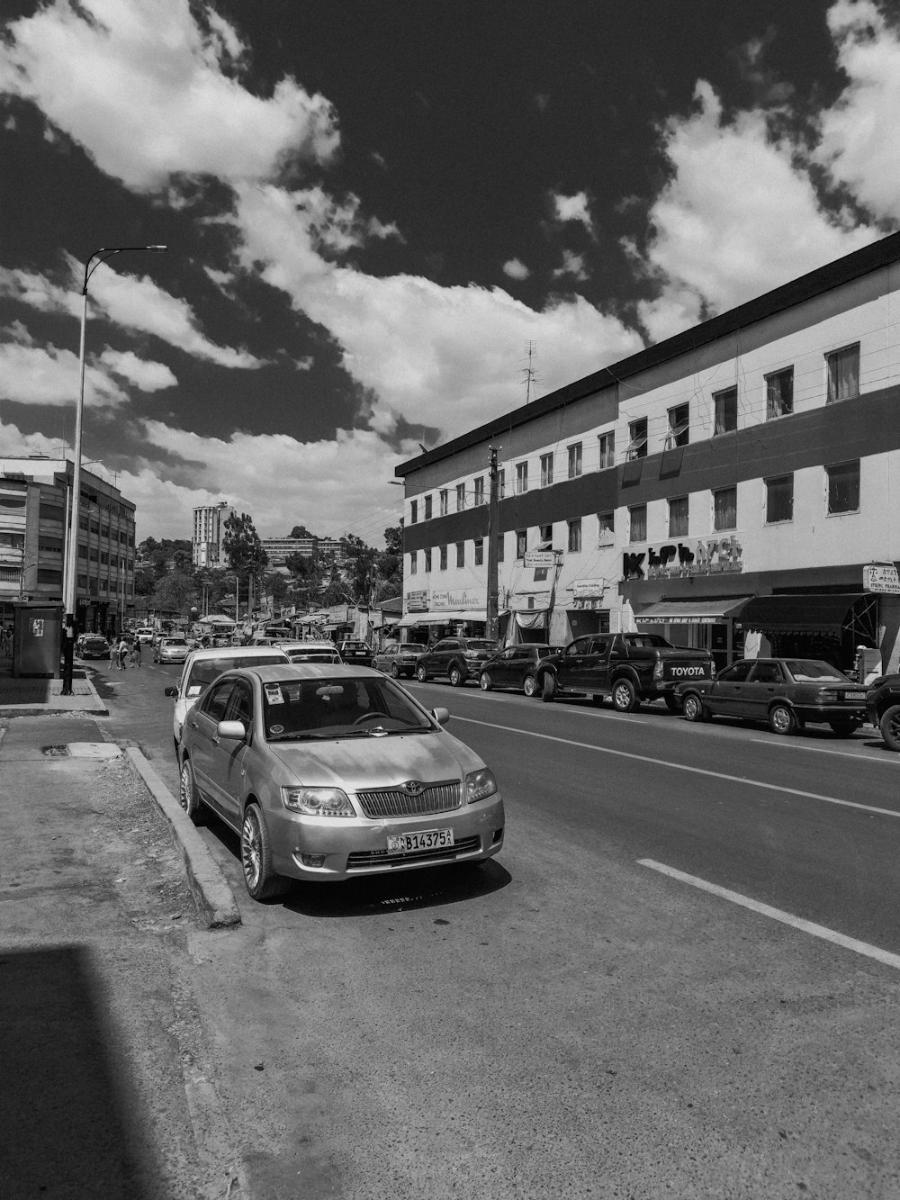 Ein Schwarz-Weiß-Foto einer Stadtstraße
