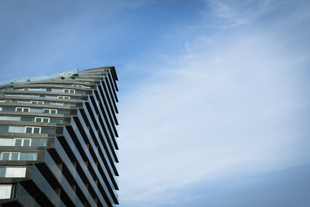 um edifício alto com um fundo do céu