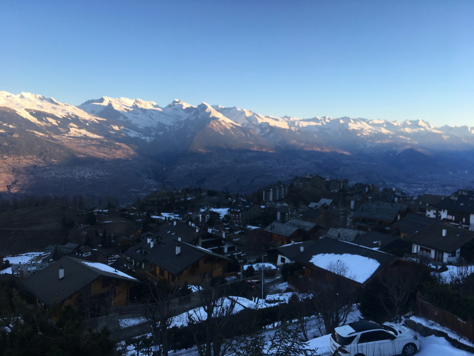 gray computer monitor