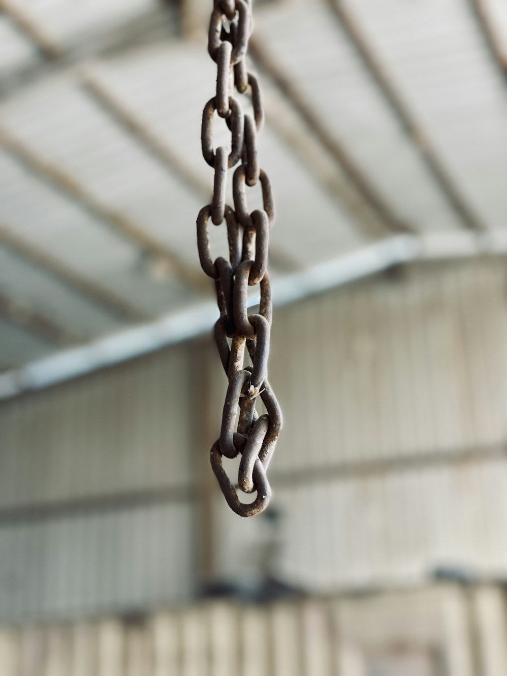 une chaîne suspendue à un plafond dans un bâtiment