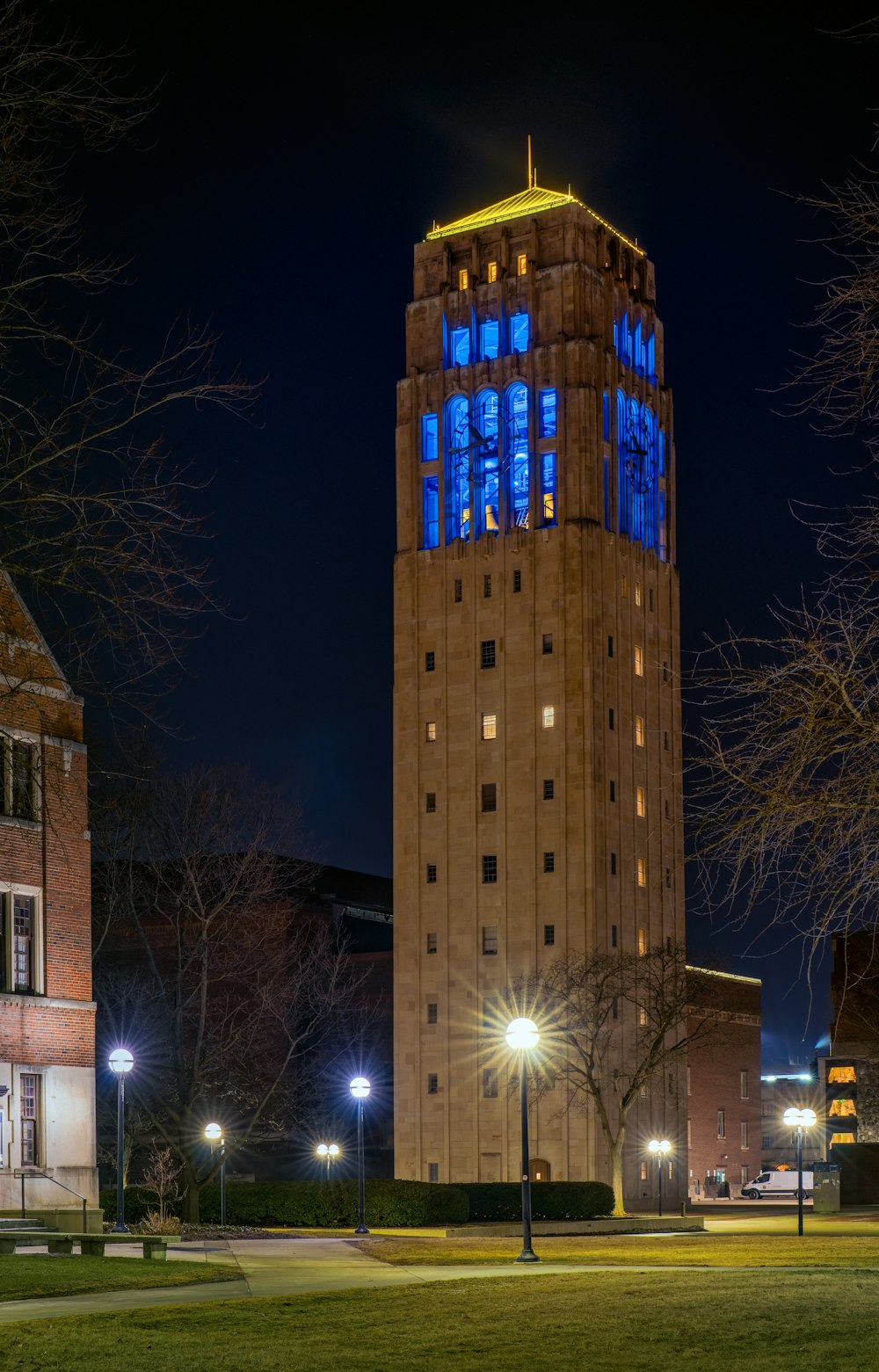 Un edificio alto iluminado con luces azules