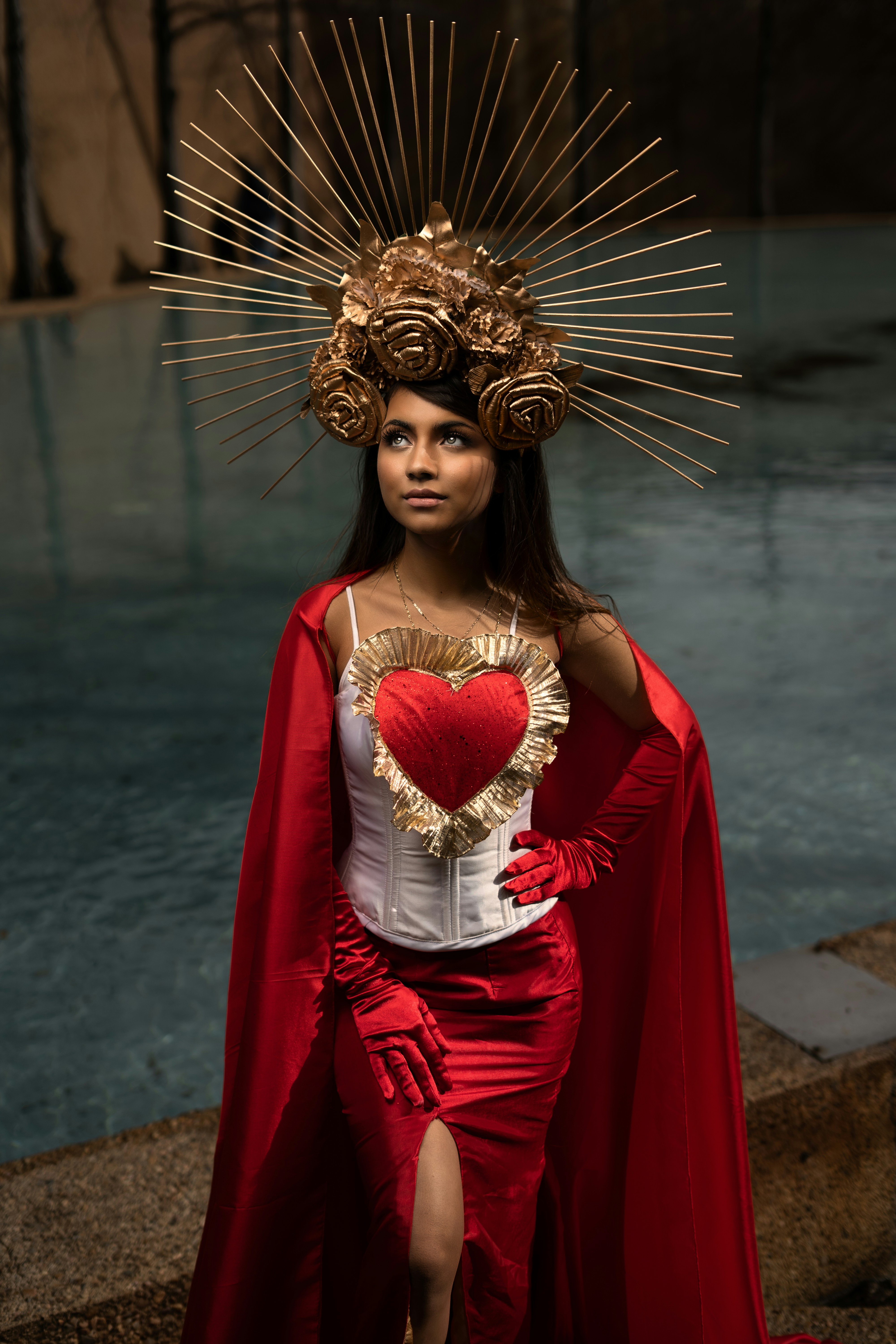 Una donna vestita con un costume con un cuore