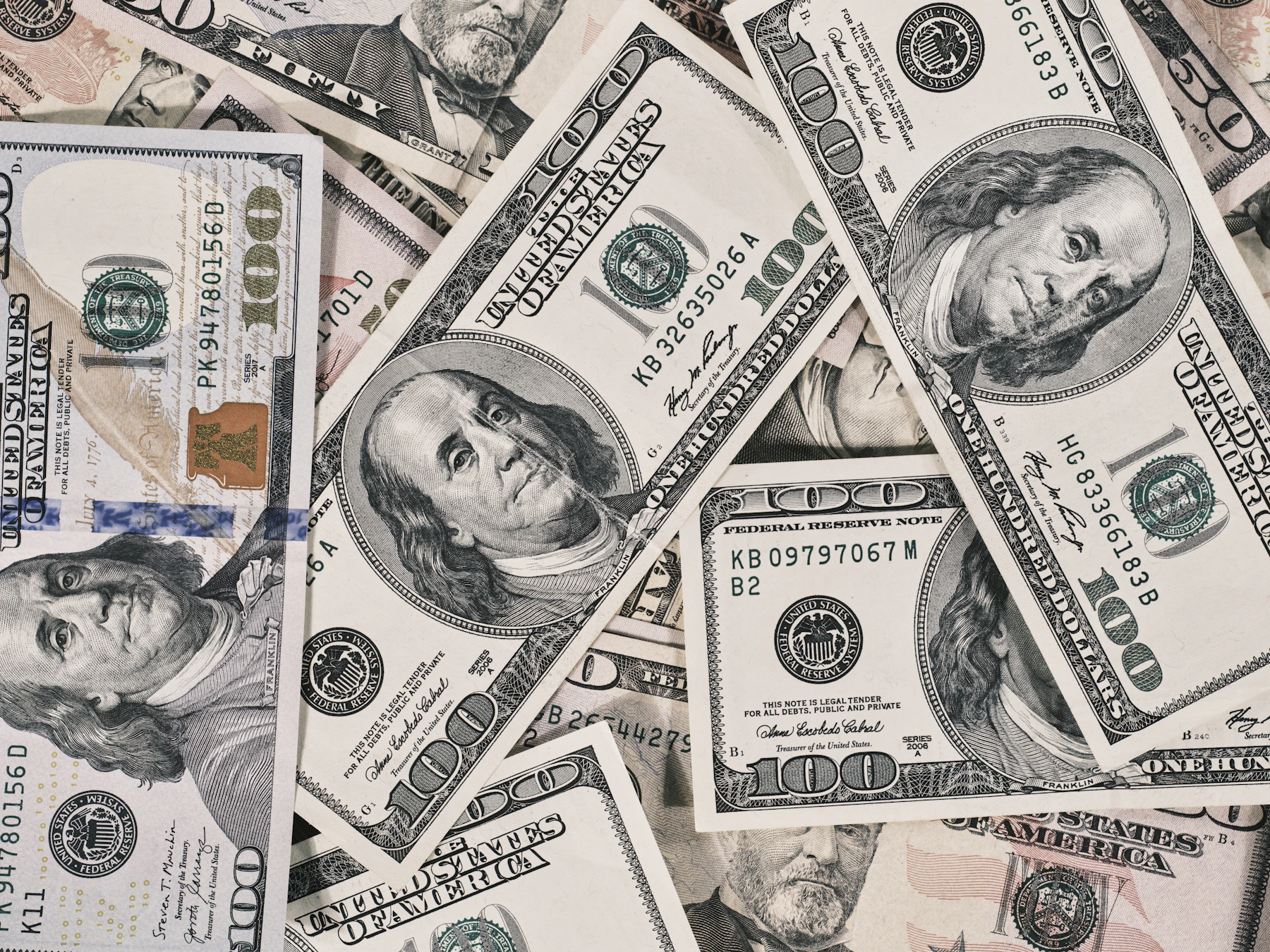 Fajos de billetes de dólar apilados