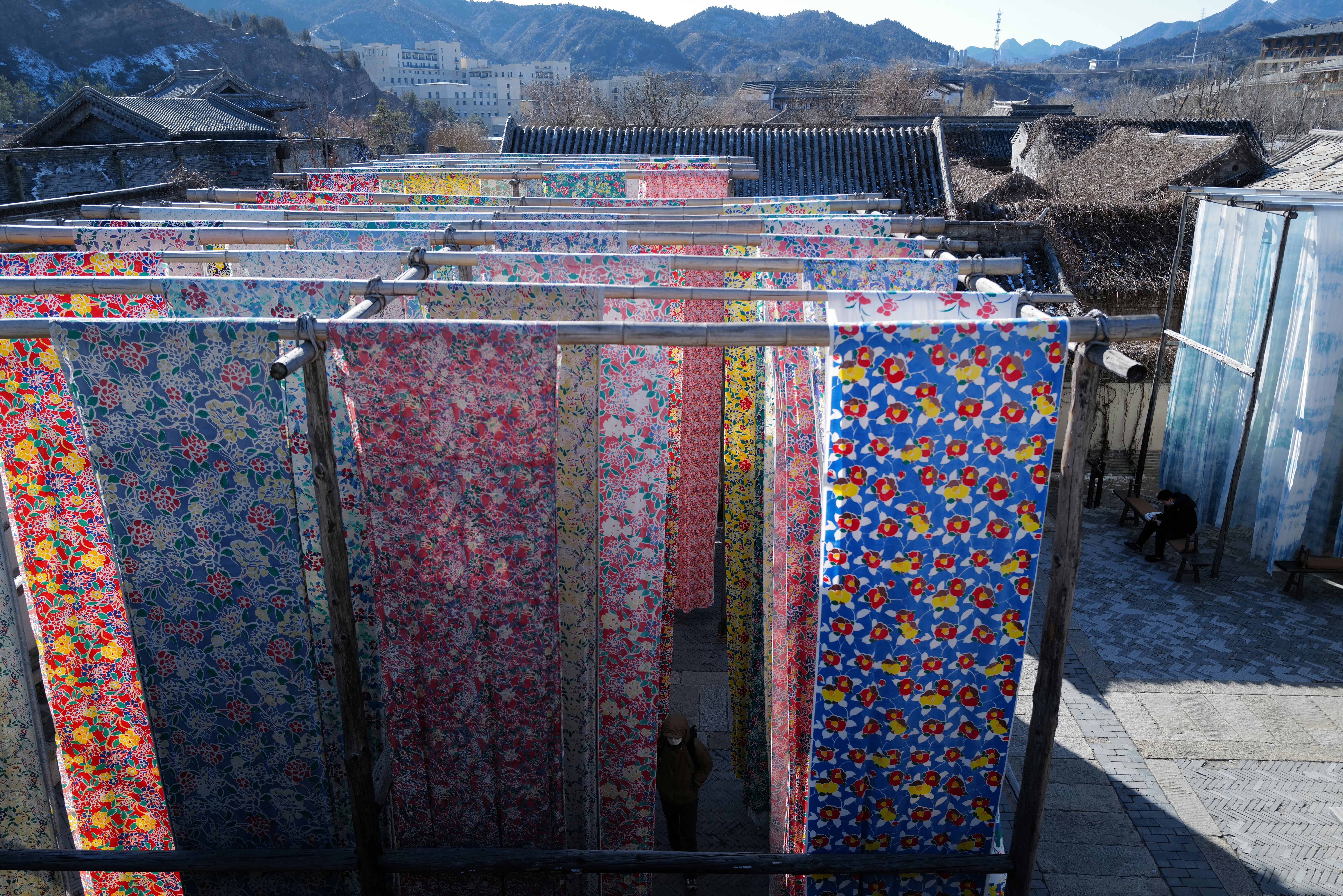 un mucchio di panni colorati appesi a una rastrelliera di metallo